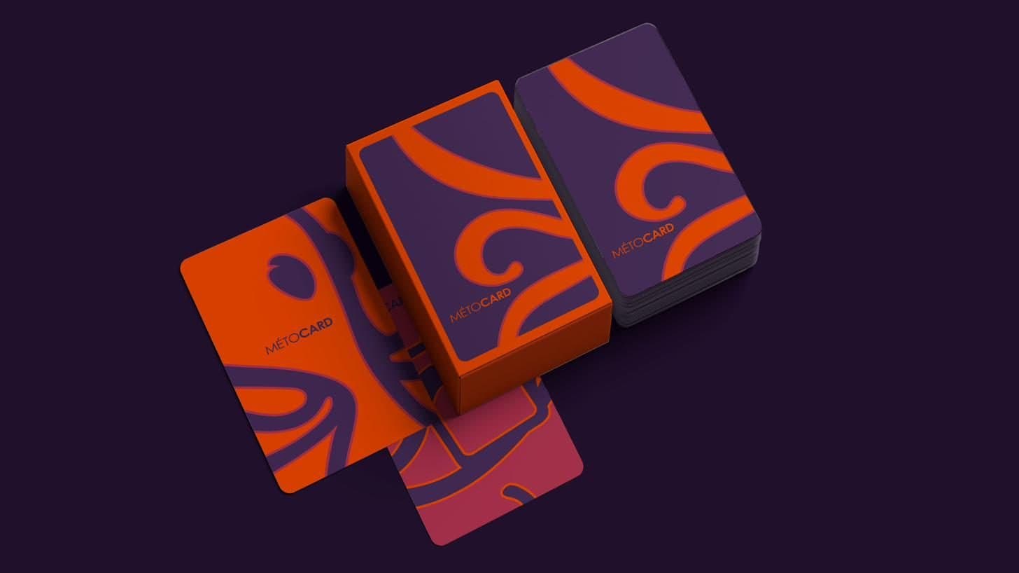 Baralhos e embalagem do MÉTOCARD sobre fundo roxo